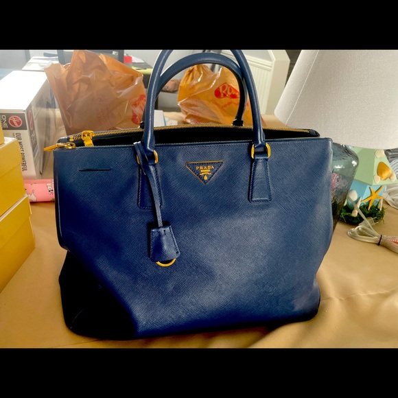 ‼️REDUCED‼️ PRETTY NAVY PRADA SACHEL‼️💕 - Picture 1 of 11
